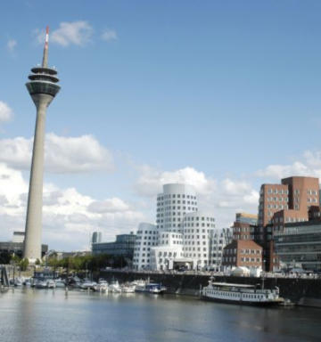 Innenstadt von Düsseldorf, Blick auf Rheinturm und Medienhafen